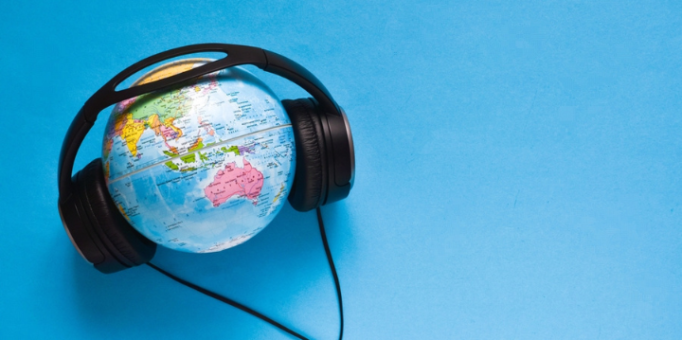 Globo terráqueo con cascos 